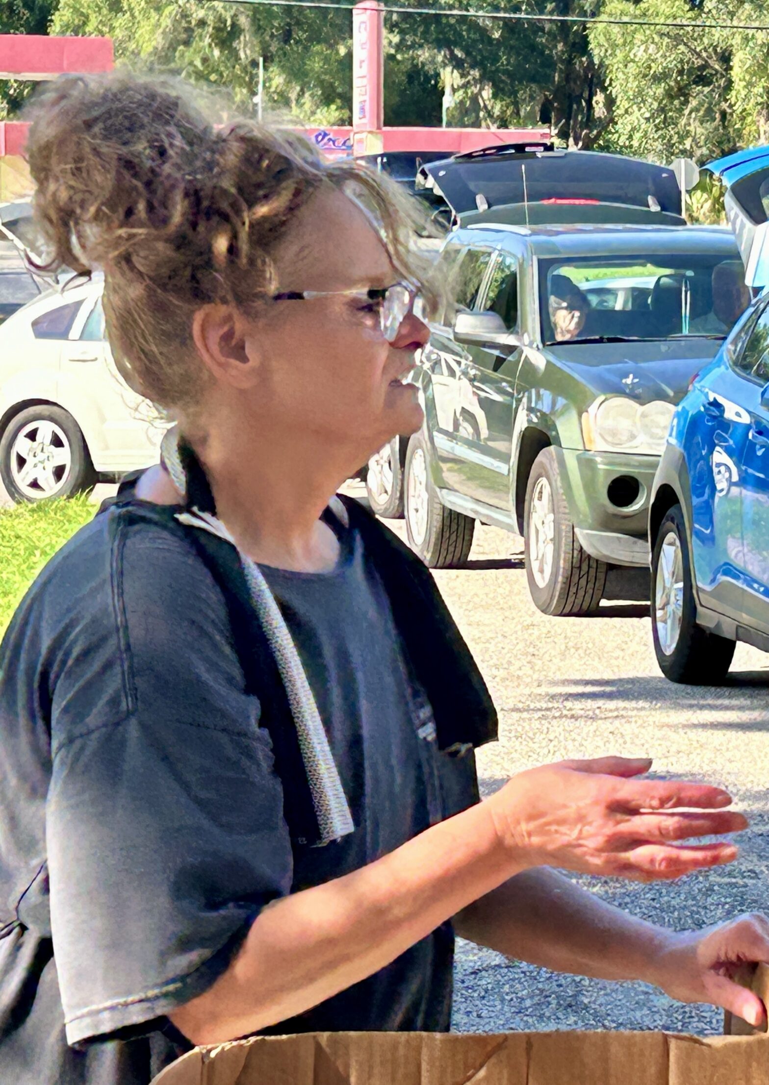 Amid the intense summer heat, this woman commits herself wholeheartedly as a volunteer, laboring quietly behind the scenes to create a meaningful impact in her community.